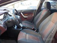 Usata Ford Fiesta Titanium 70 CV (51 kW) 2010 Viola Utilitaria