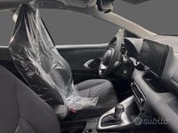 Nuova Toyota Yaris Hybrid Active 92 CV (67 kW) 2025 Bianco Berlina