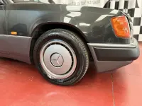 Usata Mercedes 200 122 CV (89 kW) 1991 Grigio Berlina
