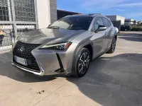 Usata Lexus UX Luxury Line 184 CV (135 kW) 2019 Argento SUV