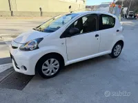 Usata Toyota Aygo 68 CV (50 kW) 2012 Bianco Utilitaria