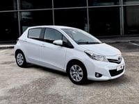 Usata Toyota Yaris Lounge 69 CV (50 kW) 2013 Bianco Berlina
