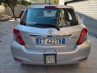 Usata Toyota Yaris Lounge 90 CV (66 kW) 2014 Grigio Berlina