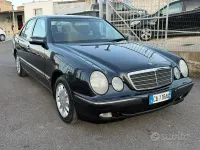 Usado Mercedes E220 Elegance 143 CV (105 kW) 2002 Azul Berlina