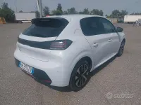 Usata Peugeot 208 Allure 101 CV (74 kW) 2026 Bianco Utilitaria