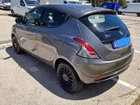 Usado Lancia Ypsilon 60 CV (44 kW) 2017 Gris Utilitario