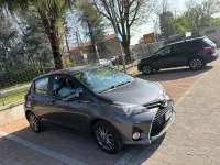Usata Toyota Yaris Cool 69 CV (50 kW) 2016 Grigio Berlina