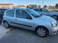 Begagnad Renault Clio II Dynamique 75 HK (55 kW) 2007 Silver Sedan