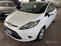 Usata Ford Fiesta Titanium 71 CV (52 kW) 2012 Bianco Berlina
