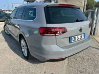 Usata VW Passat Business 122 CV (89 kW) 2022 Moonstone grey pastello Station wagon
