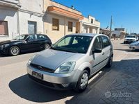 Usata Ford Fiesta 68 CV (50 kW) 2004 Grigio Utilitaria