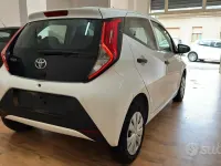 Usata Toyota Aygo Connect Style 72 CV (52 kW) 2021 Bianco Utilitaria