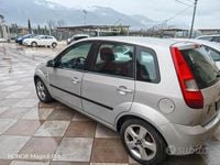 Usata Ford Fiesta Ghia 74 CV (54 kW) 2005 Grigio Berlina
