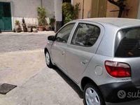 Begagnad Toyota Yaris 68 HK (50 kW) 2002 Grå Halvkombi