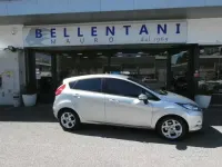 Usado Ford Fiesta 97 HP (71 kW) 2012 Cinzento Sedan