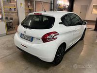Usata Peugeot 208 82 CV (60 kW) 2013 Bianco Utilitaria