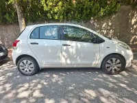 Usata Toyota Yaris 69 CV (50 kW) 2009 Bianco Utilitaria