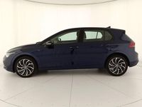 Usata VW Golf VIII Life 110 CV (80 kW) 2023 Atlantic blue metallizzato Berlina