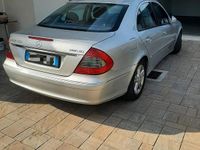 Usata Mercedes E220 170 CV (125 kW) 2007 Grigio Berlina