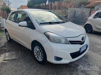Usata Toyota Yaris Lounge 70 CV (51 kW) 2013 Bianco Berlina