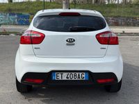 Usata Kia Rio 74 CV (54 kW) 2013 Bianco Berlina