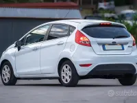 Usata Ford Fiesta Titanium 96 CV (70 kW) 2010 Bianco Utilitaria