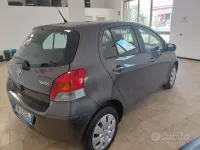 Usata Toyota Yaris 90 CV (66 kW) 2009 Grigio Utilitaria