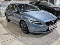 Usata Volvo V40 Momentum 149 CV (109 kW) 2017 Blu Berlina