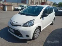 Usata Toyota Aygo 68 CV (50 kW) 2012 Bianco Utilitaria