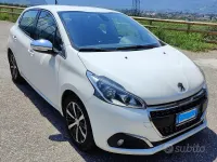 Usata Peugeot 208 Allure 82 CV (60 kW) 2016 Bianco Utilitaria