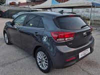 Usado Kia Rio 84 HP (61 kW) 2019 Cinzento Sedan