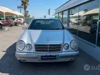 Usata Mercedes E200 Elegance 186 CV (136 kW) 1998 Grigio Berlina