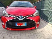 Usata Toyota Yaris Hybrid Active 75 CV (55 kW) 2015 Rosso Berlina