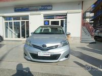 Usata Toyota Yaris Lounge 90 CV (66 kW) 2013 Grigio Utilitaria