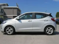 Usata Hyundai i10 67 CV (49 kW) 2023 Shimmering silver Utilitaria