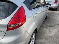 Usata Ford Fiesta Titanium 96 CV (70 kW) 2010 Grigio Utilitaria
