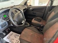 Usata Ford Fiesta 75 CV (55 kW) 2007 Arancione Utilitaria