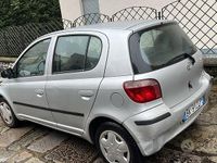 Usata Toyota Yaris 68 CV (50 kW) 2000 Grigio Utilitaria