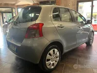 Usata Toyota Yaris Sol 69 CV (50 kW) 2007 Grigio Utilitaria