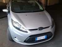 Usata Ford Fiesta 70 CV (51 kW) 2012 Grigio Utilitaria