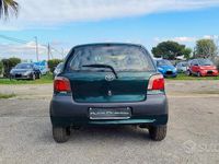 Usata Toyota Yaris 67 CV (49 kW) 2002 Verde Berlina