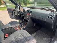 Usata Mercedes C180 Elegance 122 CV (89 kW) 1995 Grigio Berlina