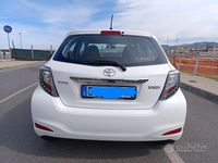 Usata Toyota Yaris Lounge 69 CV (50 kW) 2014 Bianco Berlina