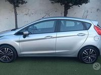 Usata Ford Fiesta 75 CV (55 kW) 2014 Grigio Utilitaria