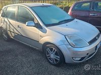 Usata Ford Fiesta Ghia 67 CV (49 kW) 2006 Grigio Berlina