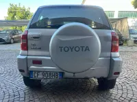 Usata Toyota RAV4 150 CV (110 kW) 2001 Argento SUV