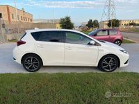 Usata Toyota Auris Hybrid Lounge 136 CV (100 kW) 2017 Bianco Berlina