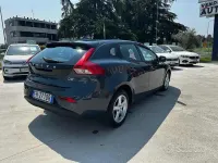 Usata Volvo V40 Momentum 120 CV (88 kW) 2017 Blu Berlina