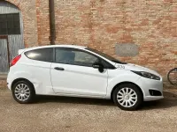 Usata Ford Fiesta Business Edition 75 CV (55 kW) 2016 Bianco Utilitaria