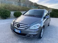 Usata Mercedes B180 Executive 109 CV (80 kW) 2011 Antracite metallizzato Utilitaria